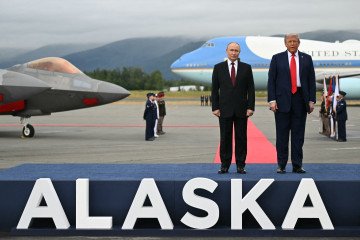 Putin Is Officially Invited to G20 Summit in Miami, Rubio Says US Ready for a “Constructive Role” Russian leader Vladimir Putin and US President Donald Trump pose on a podium on the tarmac after arrival at Joint Base Elmendorf-Richardson in Anchorage, Alaska, on August 15, 2025. (Source: Getty Images)