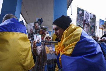 Citizen and relatives, holding photographs and Ukrainian flags, of the Ukrainian prisoners of war welcome 200 Ukrainian servicemen returning to Ukraine on March 05, 2026. Illustrative photo. (Source: Getty Images)