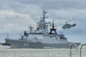Russian Navy Project 20380 Steregushchiy-class corvette Stoikiy (hull number 545) underway, with a Kamov Ka-27 anti-submarine warfare helicopter hovering above the flight deck. (Photo: Open source)