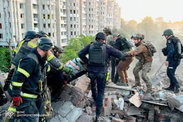 Rescatistas evacúan a una mujer herida en Dnipro tras el ataque ruso Rescatistas ucranianos evacúan a una mujer herida entre los escombros en Dnipro tras el ataque masivo ruso con misiles y drones del 2 de junio de 2026.