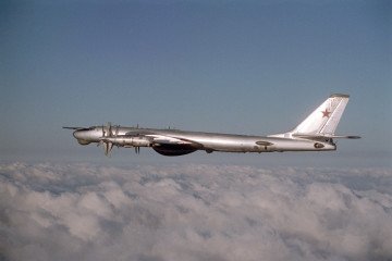 A Soviet Tu‑95 “Bear” strategic bomber flies over the Arctic Ocean during a mission to Keflavik, Iceland, 1983. (Source: Getty Images)