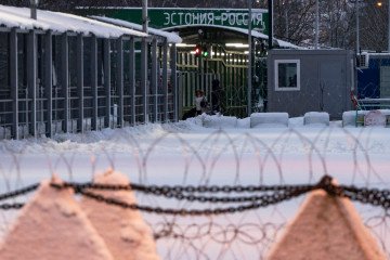 A woman crosses the Estonian-Russian border in the Narva crossing on December 15, 2024. (Source: Getty Images) A woman crosses the Estonian-Russian border in the Narva crossing on December 15, 2024. (Source: Getty Images)