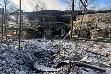 Consecuencias de un ataque aéreo ruso contra el Ecoparque Feldman, en las afueras de Járkov, con una bomba aérea guiada, el 1 de enero de 2025. (Fuente: Novinach)