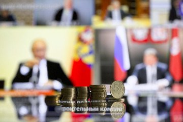 Russia’s rubles are seen in front of Russian leader Vladimir Putin as he holds a meeting via video link in Moscow, Russia. (Source: Getty Images) Russia’s rubles are seen in front of Russian leader Vladimir Putin as he holds a meeting via video link in Moscow, Russia. (Source: Getty Images)