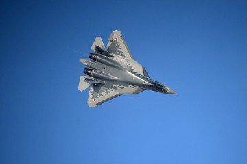 A Russian Su-57E fifth-generation fighter performs during a display flight at the Dubai Airshow on November 17, 2025. (Source: Getty Images)