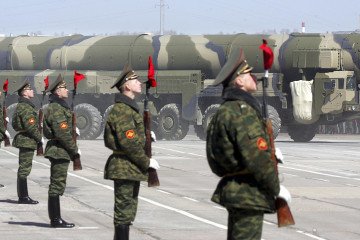 Russian soldiers stand near a Topol-M ICBM at Alabino, outside Moscow, on April 22, 2008. Illustrative photo. (Source: Getty Images)