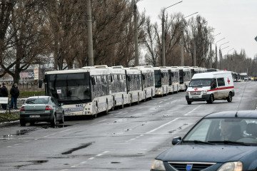 A convoy of buses with humanitarian aid waits to depart from Zaporizhzhia to Mariupol. (Source: Getty Images)