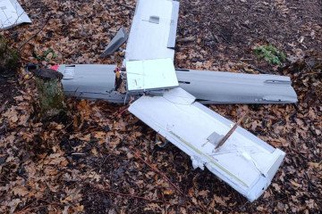 Crashed Russian Molniya Drone with Starlink Terminal. (Source: Serhii Flash) Crashed Russian Molniya Drone with Starlink Terminal. (Source: Serhii Flash)