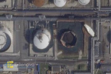 Damaged oil storage tank at the Moscow Oil Refinery with its roof blown off following a drone strike. (Source: Exilenova+)