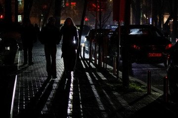 Residents walk along a darkened street during a power outage following Russian strikes on the city’s critical infrastructure. (Photo: open source) Residents walk along a darkened street during a power outage following Russian strikes on the city’s critical infrastructure. (Photo: open source)