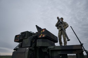 Canadian PM Announces Major $633 Million Military Aid Package for Ukraine A Ukrainian soldier works on an Avenger AN/TWQ-1 anti-aircraft missile system on November 28, 2023 in Kyiv, Ukraine. Illustrative photo. (Source: Getty Images)