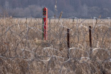 A Belarussian border post is seen behind a barbed wire fence as Poland's Prime Minister inspects the border fence and infrastructure in Ozierany Male, eastern Poland, on March 22, 2025. Illustrative photo. (Source: Getty Images)