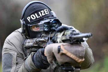 A Rhineland-Palatinate police officer demonstrates an anti-drone weapon in Ingelheim, Germany, December 17, 2025. (Source: Getty Images)