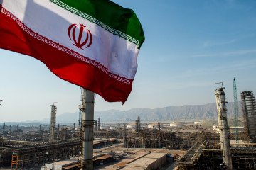 An Iranian national flag flies above the new Phase 3 facility at the Persian Gulf Star Co. (PGSPC) gas condensate refinery in Bandar Abbas, Iran, on January 9. 2019. Illustrative phto. (Source: Getty Images)