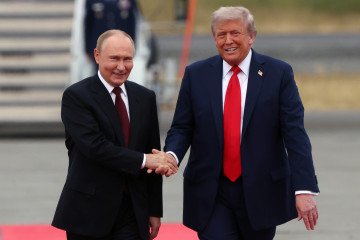 US President Trump Greets Russian leader Putin at Joint Base Elmendorf-Richardson in Alaska for Ukraine Peace Talks, August 15, 2025. (Photo: Getty Images)