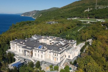 Putin’s estate on the Black Sea coast in Gelendzhik area, temporarily occupied Crimea. (Source: krymr.com) Putin’s estate on the Black Sea coast in Gelendzhik area, temporarily occupied Crimea. (Source: krymr.com)