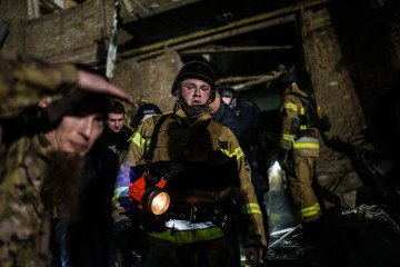 Los equipos de rescate ucranianos siguen buscando supervivientes Rescatadores ucranianos el ataque ruso contra Kyiv el 24 de abril