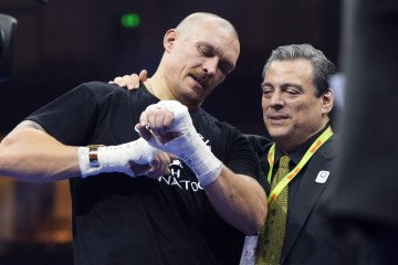 Oleksandr Usyk with Mauricio Sulaimán, President of the World Boxing Council. (Source: Getty Images)