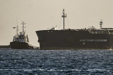A tugboat guides the Russian oil tanker Anatoly Kolodkin as it arrives at the oil terminal in the port of Matanzas, northwestern Cuba. (Source: Getty Images)