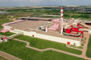 The Rockwool plant in Alabuga, Russia, now under state management. The subsidiary reportedly transferred $7.7 million to the “All-Russia People’s Front” to purchase drones and electronic warfare equipment for Russian troops. (Source: Wikipedia)