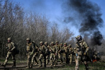 Recruits, supervised by instructors, cover a distance on Day Zero of Basic Military Training at the 118th Separate Mechanised Brigade of the Ukrainian Armed Forces. (Source: Getty Images)