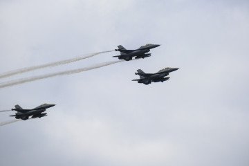 Three General Dynamics F-16 Fighting Falcon fly for a final training flight before the July 21 parade on July 19, 2023, in Brussels, Belgium. Illustrative photo. (Source: Getty Images)