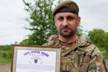A commander from the 118th Separate Mechanized Brigade displays a diploma from the National Register of Records of Ukraine for defense of Mala Tokmachka. (Source: 118th Separate Mechanized Brigade)