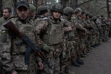 Recruits of the Ukrainian 1st Separate Assault Battalion named after Dmytro Kotsiubailo “Da Vinci,” take part in weapons handling and combat readiness training in an undisclosed location in Ukraine. (Source: Getty Images)
