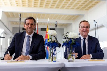 Emden Mayor Tim Kruithoff and German Defense Minister Boris Pistorius sign a letter of intent supporting plans for a new naval port in Emden. (Source: City of Emden)