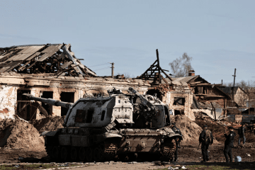 19 de marzo de 2026 — policía ucraniana documenta un tanque de artillería ruso destruido en Trostianets, región de Sumy