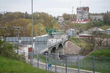 “Should We Send Them a Map?”: Estonia Threatens to Close Border With Russia After Russian Guards Cross Line The Friendship Bridge at the Estonian-Russian border allows pedestrians to cross between the two countries in Narva, Estonia on May 13, 2024. (Source: Getty Images)