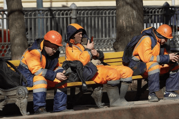 Migrant workers use smartphones during a break in Moscow. (Photo: open source) Migrant workers use smartphones during a break in Moscow. (Photo: open source)