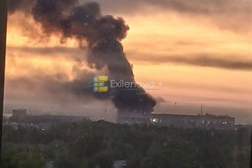 Incendio en el complejo Kolendino de Wildberries en la region de Moscu Instalaciones del centro de clasificación Kolendino de la empresa Wildberries ardiendo tras un ataque con drones cerca de Moscú.