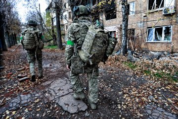 Illustrative image. Ukrainian servicemen walk along the street on November 1, 2025, in Kostiantynivka, Donetsk region, Ukraine. (Source: Getty Images)