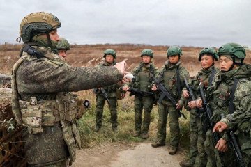 Russian instructor with North Korean soldiers. (Source: Russian media)