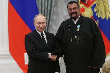 Steven Seagal Claims He’s Ready to Fight And "Die if Necessary" for Putin Steven Seagal Claims He’s Ready to Fight And "Die if Necessary" for Putin