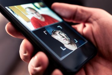 Foto ilustrativa de un video deepfake en un teléfono. (Fuente: Getty Images)