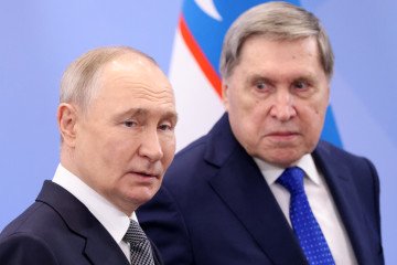 Putin Stacks Negotiation Team With Ex-Spies and Sanctioned Elites, Bloomberg Reports
