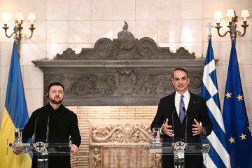 Kyriakos Mitsotakis and Volodymyr Zelenskyy hold a joint press conference in Athens on November 16, 2025, during the Ukrainian President’s visit to finalize a gas supply deal with Greece. (Source: Getty Images)