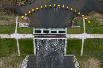 Pantallas de un centro de ciberseguridad en Varsovia mostrando alertas de intrusión en sistemas de control de plantas de agua y redes eléctricas.