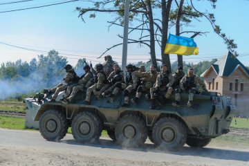 Illustrative image. Ukrainian soldiers ride on an APC during the international military exercises “Rapid Trident – 2021”. (Source: Getty Images)