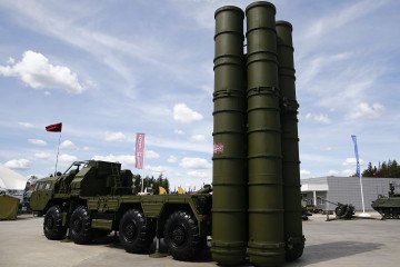 Lanzador de misiles tierra-aire ruso S-400 exhibido en el foro militar ARMY-2019 en Moscú. (Fuente: Getty Images)