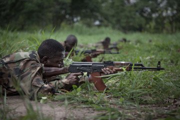 Recruits for the Central African Armed Forces  perform a drill during a medal presentation demonstration in Berengo on August 4, 2018. Illustrative photo. (Source: Getty Images)