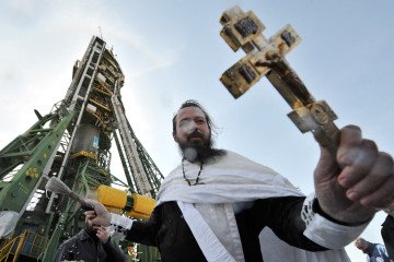 A Russian Orthodox priest blesses the Soyuz TMA-18 spacecraft at Baikonur cosmodrome. Illustrative photo. (Source: Getty Images)