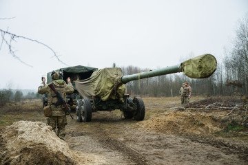 Ukrainian artilleryman guides the Bohdana-BG howitzer into position at a frontline firing site. (Source: Oboronka / 147th Separate Artillery Brigade)