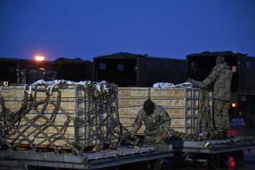 Ukrainian Military Forces servicemen unload a plane carrying US military aid at Kyiv’s Boryspil airport on February 5, 2022. (Source: Getty Images) Ukrainian Military Forces servicemen unload a plane carrying US military aid at Kyiv’s Boryspil airport on February 5, 2022. (Source: Getty Images)