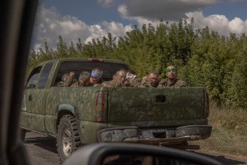 Blindfolded Russian prisoners of war are transported by Ukrainian forces in the Sumy region on August 13, 2024. Illustrative photo. (Source: Getty Images) Blindfolded Russian prisoners of war are transported by Ukrainian forces in the Sumy region on August 13, 2024. Illustrative photo. (Source: Getty Images)