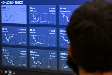 A man looks at a screen displaying stock price movements at the Moscow Exchange office in Moscow on January 10, 2023. Illustrative image. (Source: Getty Images) A man looks at a screen displaying stock price movements at the Moscow Exchange office in Moscow on January 10, 2023. Illustrative image. (Source: Getty Images)
