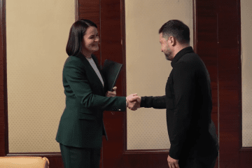 Ukrainian President Volodymyr Zelenskyy shakes hands with Belarusian democratic opposition leader Sviatlana Tsikhanouskaya during the Summit of Cities and Regions in Kyiv on May 26. (Source: Getty Images) Ukrainian President Volodymyr Zelenskyy shakes hands with Belarusian democratic opposition leader Sviatlana Tsikhanouskaya during the Summit of Cities and Regions in Kyiv on May 26. (Source: Getty Images)