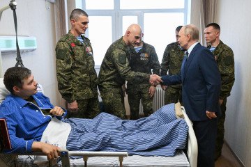 Kremlin Pressures Russian General Staff Over Failure to Capture Kupiansk and Pokrovsk Russian leader Vladimir Putin shakes hands as he visits servicemen who were wounded during the Russian military action in Ukraine, at a military hospital in Moscow on October 29, 2025. Illustrative photo. (Source: Getty Images)
